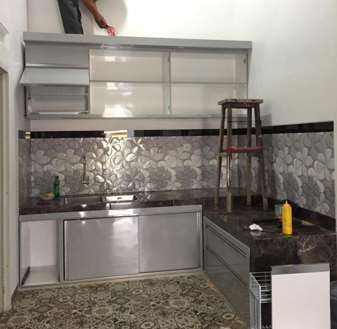 Proses pemasangan kitchen set aluminium dengan rak atas dan area sink