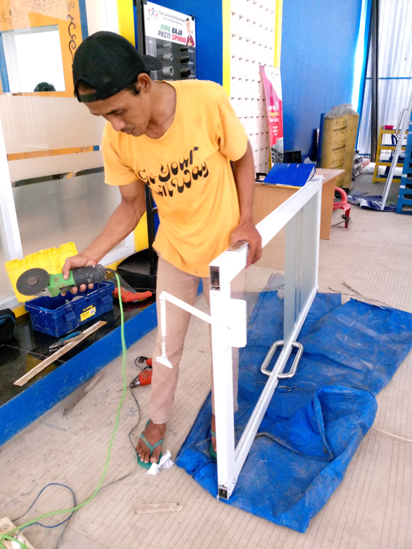 Proses fabrikasi rangka pintu partisi aluminium di workshop