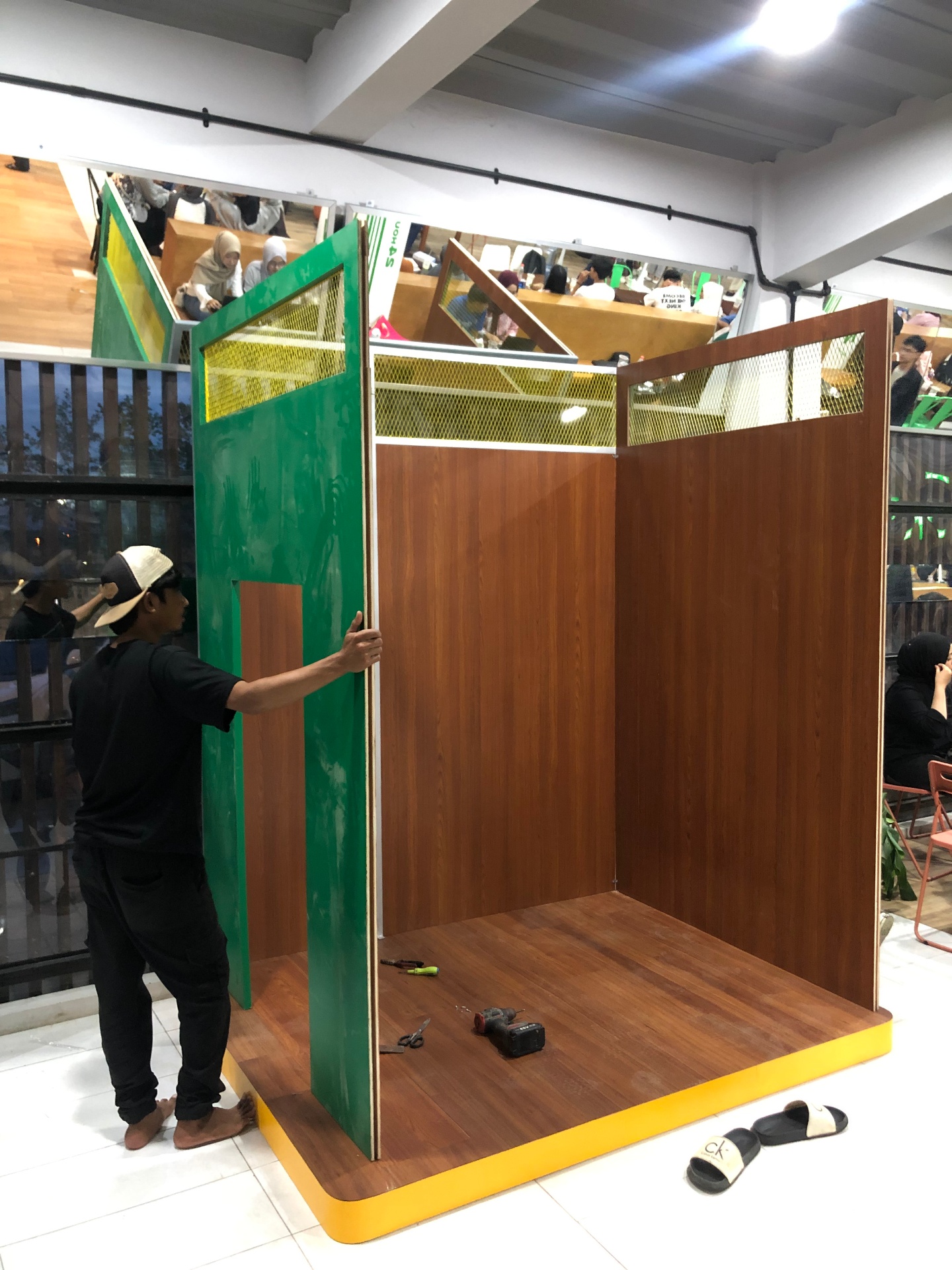 Tahap perakitan akhir photo booth custom di lokasi