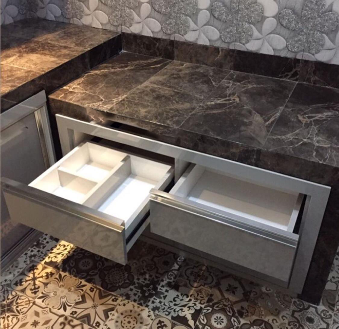Detail laci kitchen set aluminium dengan organizer dan countertop marmer