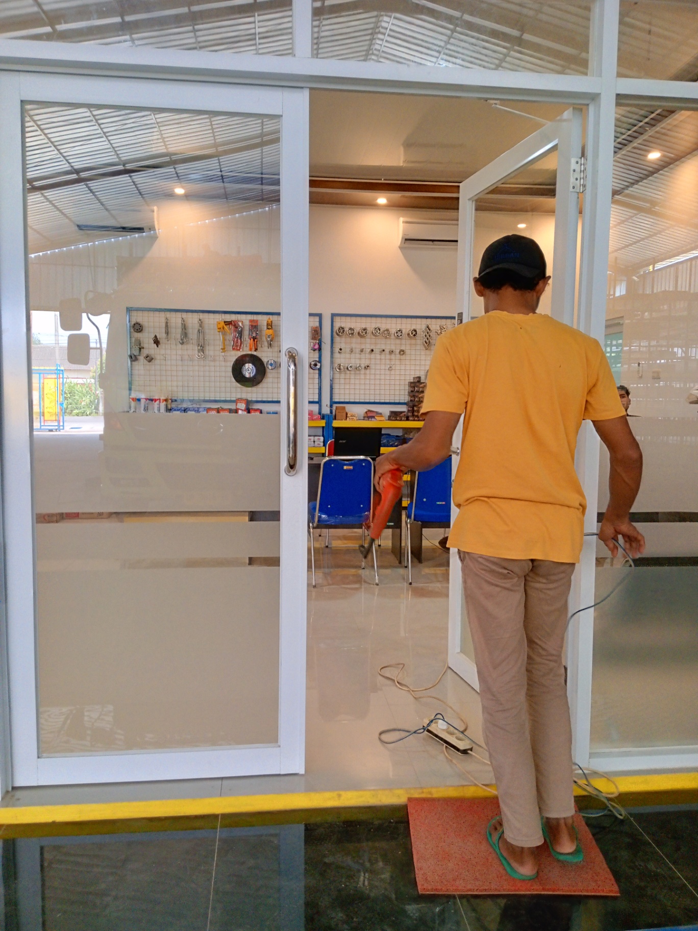 Detail pintu sliding aluminium kaca dengan handle stainless dan rel halus