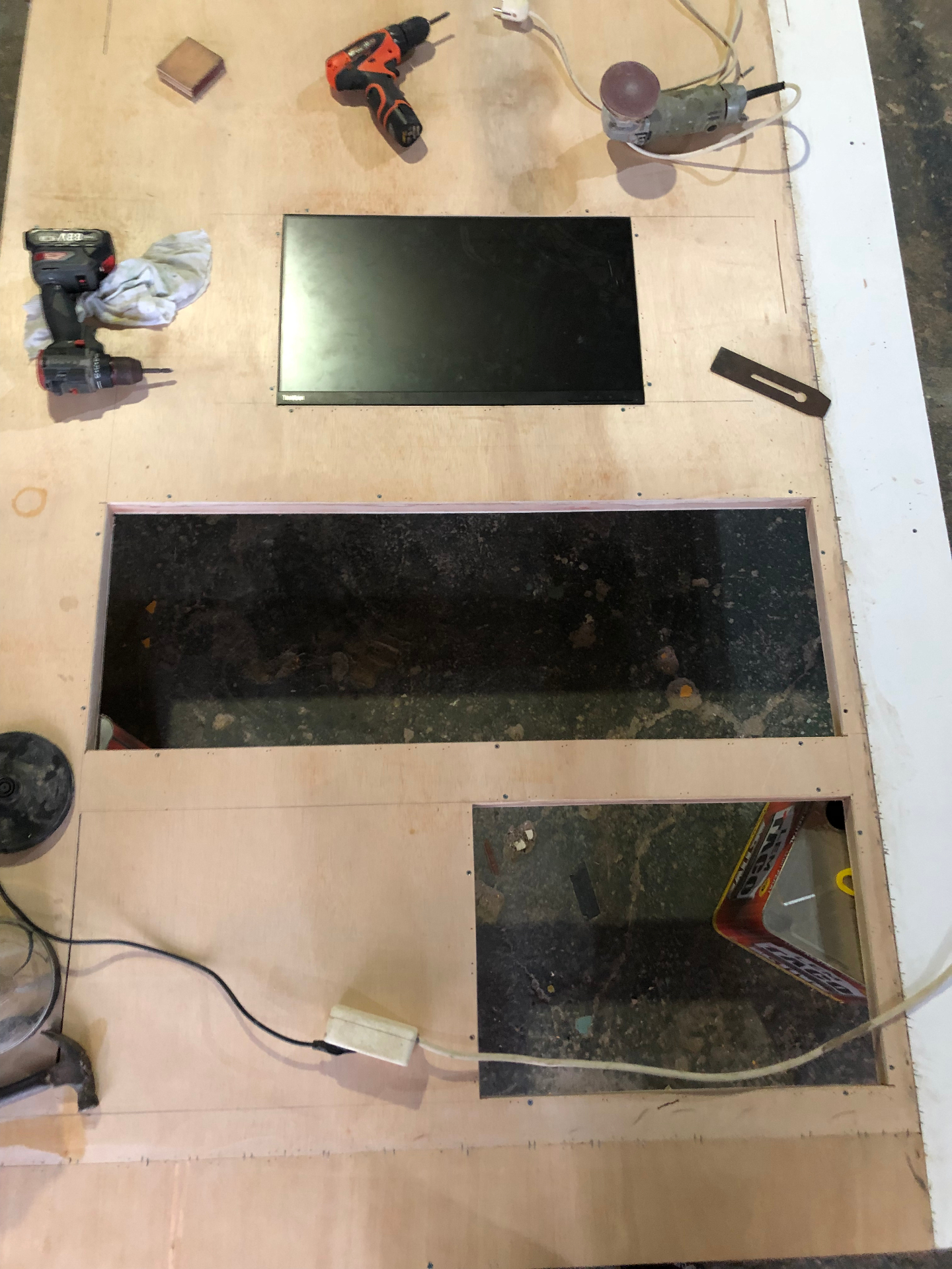 Pemasangan monitor dan panel photo booth custom