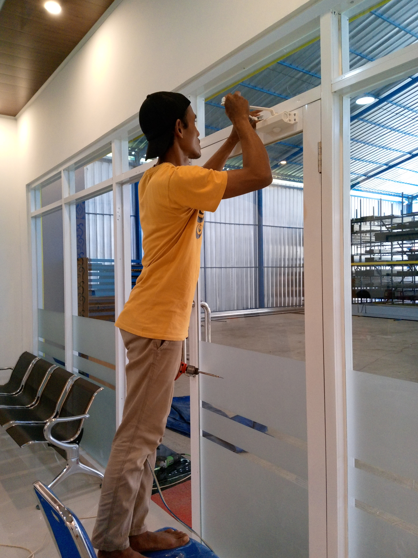 Pemasangan door closer pada pintu partisi aluminium kaca