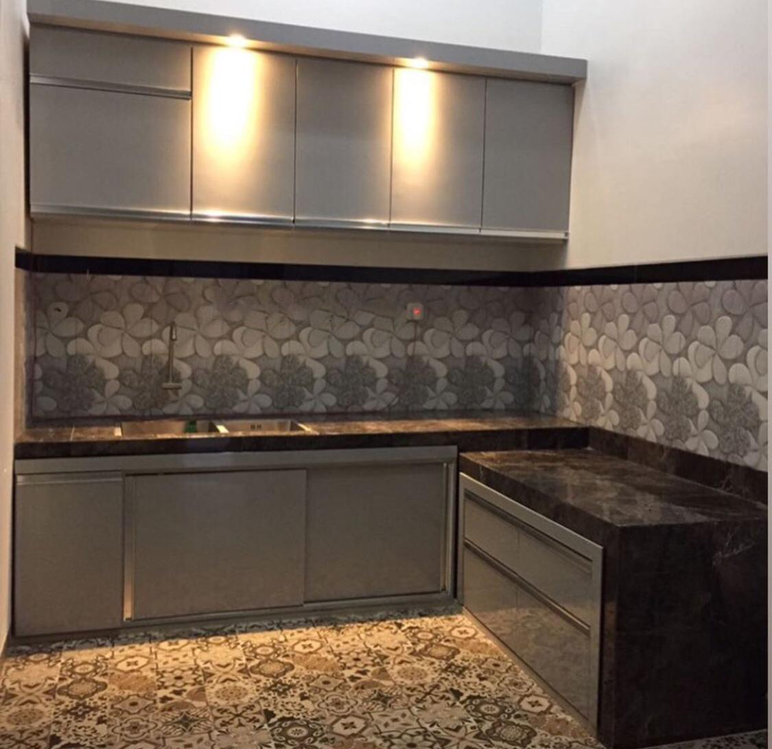 Hasil akhir kitchen set aluminium bentuk L dengan countertop marmer dan lampu LED