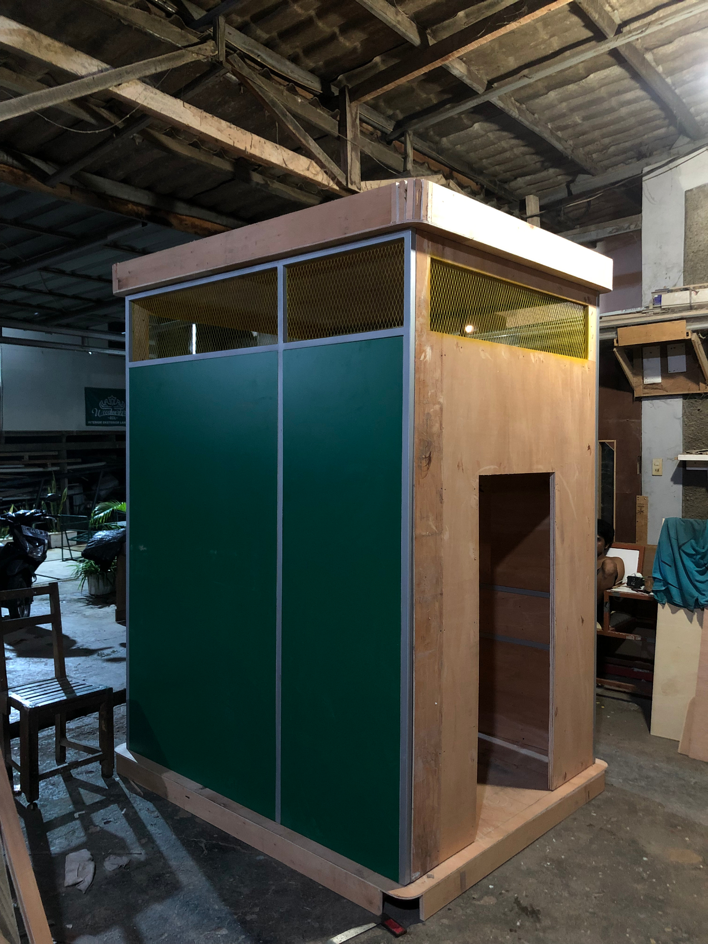 Proses pembuatan rangka photo booth custom di workshop