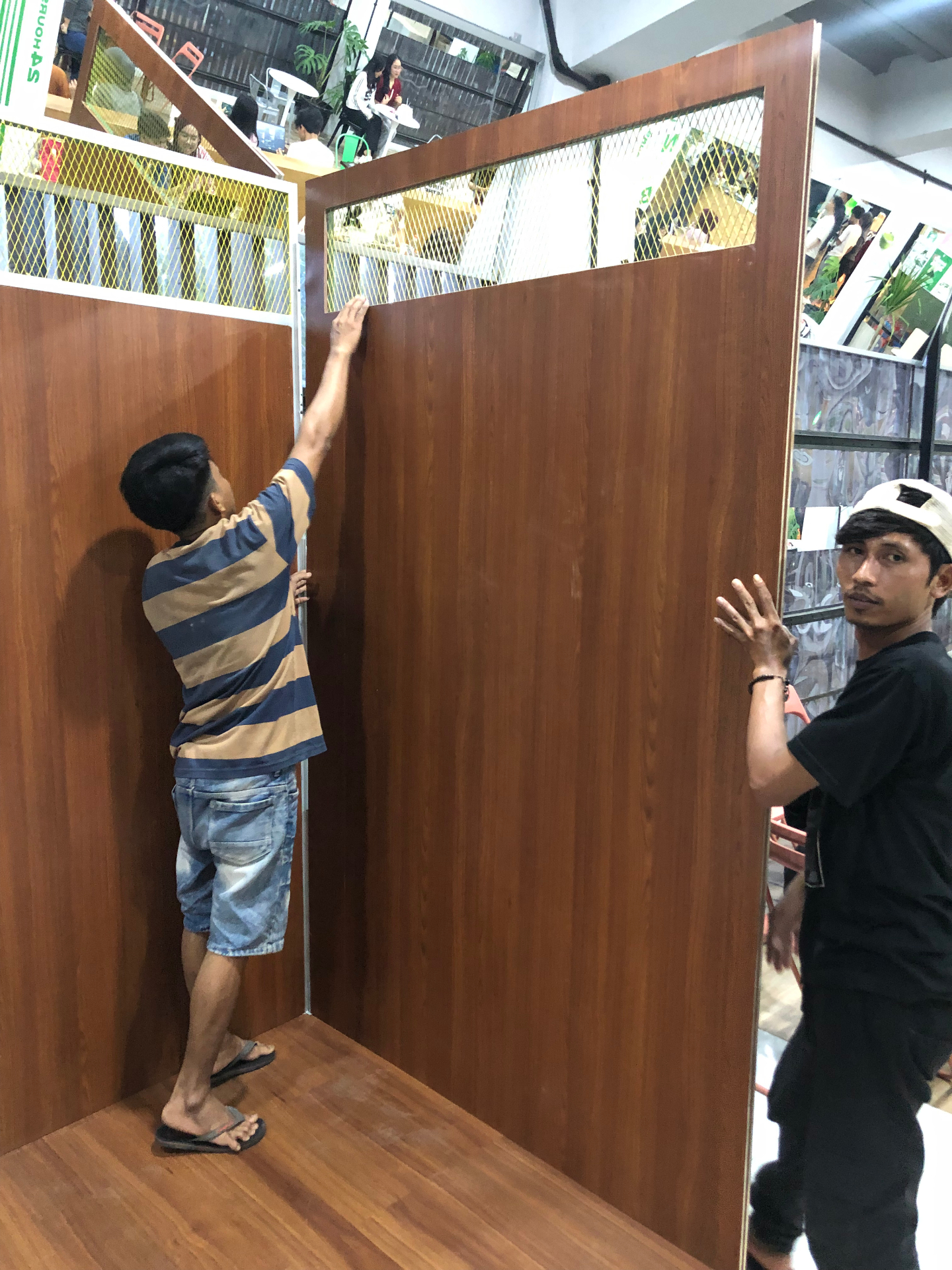 Proses instalasi panel interior photo booth custom